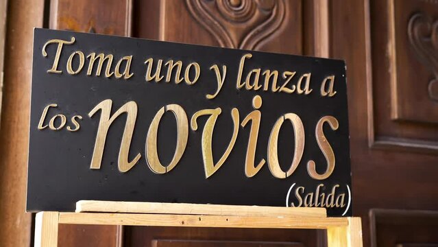 Letrero decorativo para boda -salida de los novios - Detalles con encanto: Un letrero decorativo para marcar la salida de los novios
