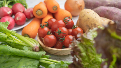 テーブルにたくさんの野菜