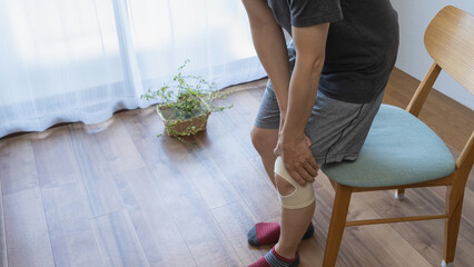 膝サポーターをする膝が痛む男性｜関節痛イメージ
