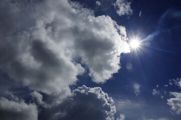 cielo nublado con destello del sol