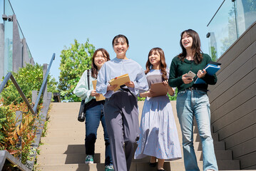仲良く歩く若い女性4人