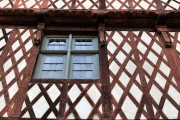 fenêtre et colombages