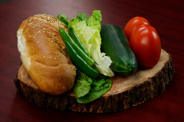 Sandiwch de jamon con verduras y pan artesanal