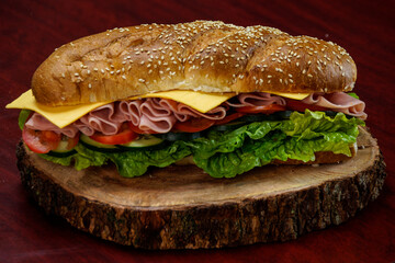 Sandiwch de jamon con verduras y pan artesanal