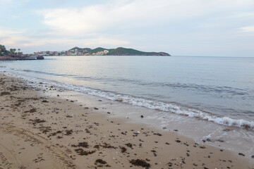 Amanecer en la playa del mar de cortez, San Carlos, sonora, méxico, con nubosidad.
