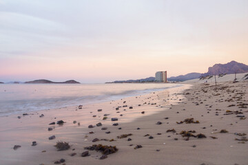 Amanecer en la playa del mar de cortez, San Carlos, sonora, m&eacute;xico, con nubosidad.