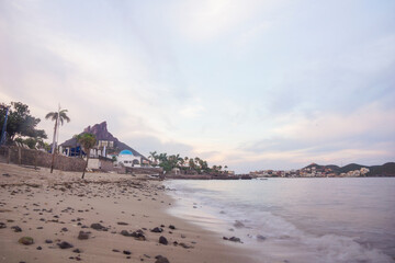 Amanecer en la playa del mar de cortez, San Carlos, sonora, méxico, con nubosidad.