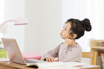 パソコンを見ながら勉強する女の子
