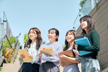 空を見上げる若い女性達
