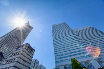 高層ビルと太陽フレア