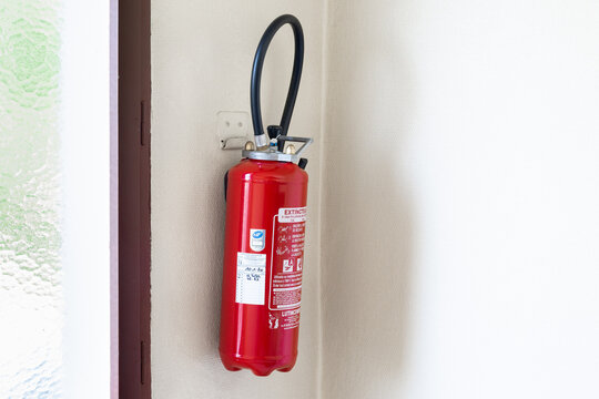 Extincteur de marque "Lutincendie" dans les escaliers d'un immeuble.