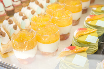 オレンジムースがショーケースに並んでいる　sweets