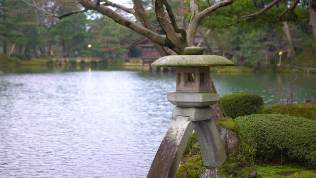 兼六園の徽軫灯籠（ことじとうろう）石川県金沢市