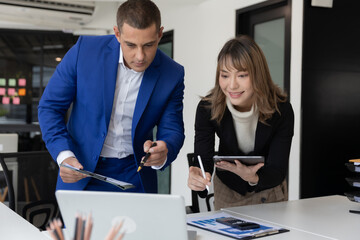 Fototapeta premium Asia business meeting consultations of business people in the company's meeting room. 