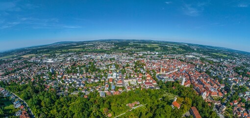 Stadt-Panorama Ravensburg in Oberschwaben, Veitsburg im Vordergrund
