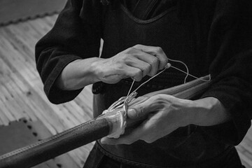 pRACTICANTE DE kENDO Deporte Artre Marcial Realiza EL Mantenimiento  del SHINAI en blanco y negro 