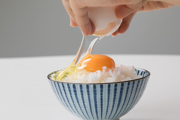生卵をご飯にかけるシーン　　rice with egg