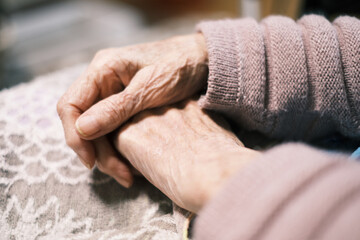 Fototapeta premium 祖母(おばあちゃん)の優しい手