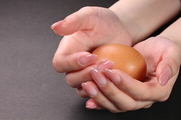卵を持つ女性の手