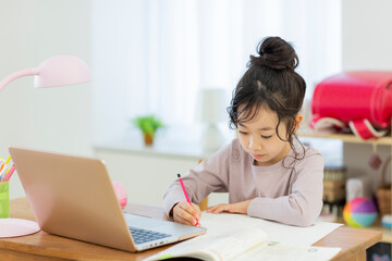 Naklejka na ściany i meble 自宅でパソコンを見ながら学習する女の子