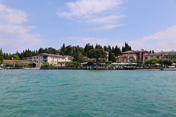 Blick auf die Altstadt von Sirmione am Gardasee	