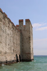 Blick auf die Altstadt von Sirmione am Gardasee	
