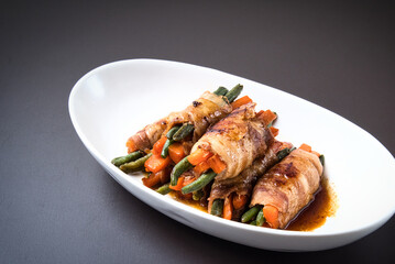 ごはんのおかずに最高な、テリヤキ味の肉巻きをどうぞ召し上がれ