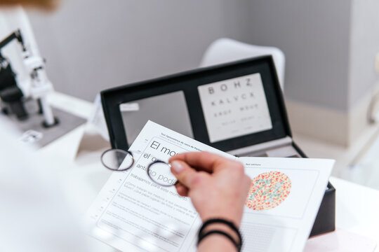 text of diotry and color blindness