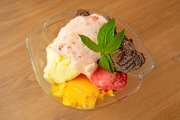 Turkish style Maraş ice cream served in a glass bowl.