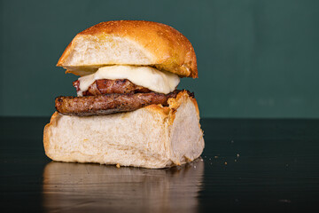 Panino da pub ripieno di funghi, hamburger di carne, involtini di carne e mozzarella servito in un pub napoletano