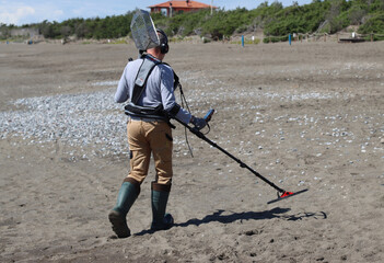 search for ferrous materials with the Metal Detector-