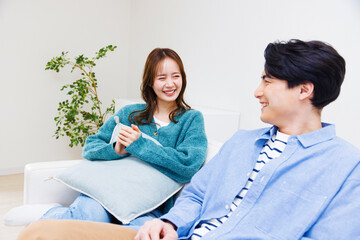 リビングルームに座っている日本のカップル