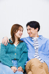 お互いを見ている素敵な日本人カップル