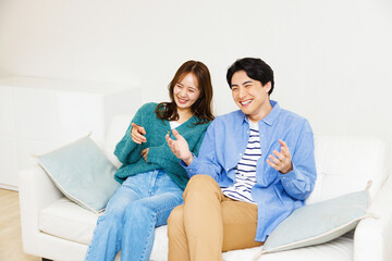 テレビで見ている日本のカップル