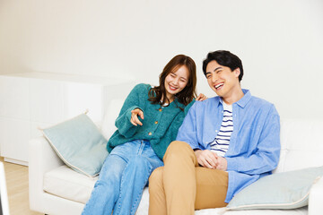 テレビで見ている日本のカップル