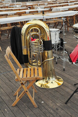 Impression, Blasmusik zum Schützenfest: Im Festzelt steht eine Trompete mit Notenständer und Stuhl.