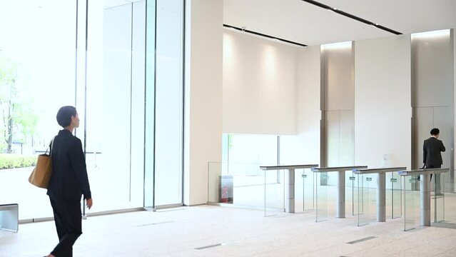 会社のエントランスでゲートをスマホやカードキーでくぐる人たちの動画　機械トラブルで通れない！
