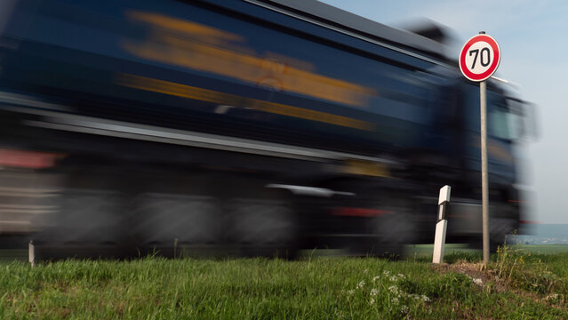 LKW f&auml;hrt an Geschwindigkeitsbegrenzung 70 km/ Stunde vorbei