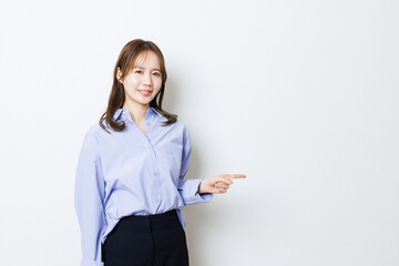 微笑んでポインティングする日本人女性