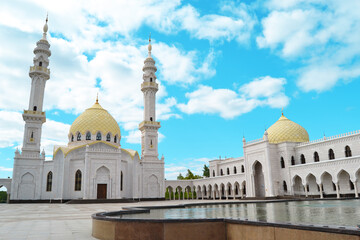 Fototapeta na wymiar The White Mosque in Bolgar with a pool of water. UNESCO World Heritage Site in Tatarstan, Russia.