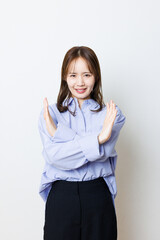 ジェスチャーを見せない日本人女性