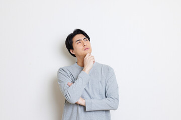 考えているカジュアルな服を着た日本人