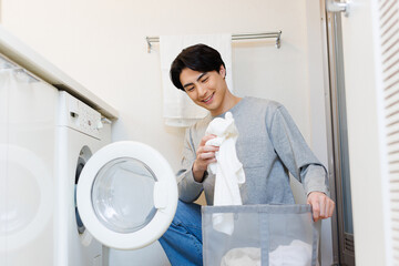 自宅で洗濯をしている日本人