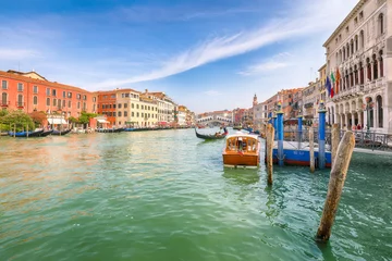 Photo sur Plexiglas Pont du Rialto Picturesque morning cityscape of Venice with famous Canal Grande and colorful  view of Rialto Bridge