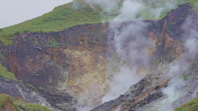 Taiwan Special Attractions| The smoke vent of the small oil pit on Yangmingshan continues to emit smoke