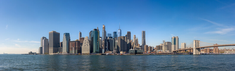 Fototapeta na wymiar panorama Manhattan and Brooklyn bridge with blue sky in New York City