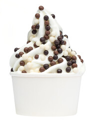 Frozen Yoghurt im Pappbecher mit Schokoperlen