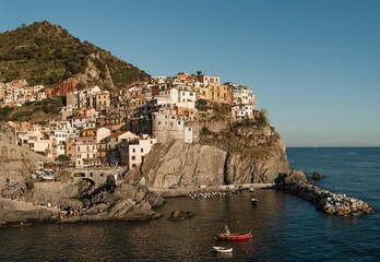 Fototapeta na wymiar Natural view of a coastal village and cliff in Manarola, Cinque Terre, Italy