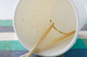 完食したカップラーメンの容器