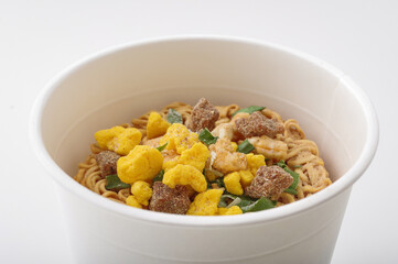 お湯を注ぐ前のカップラーメン